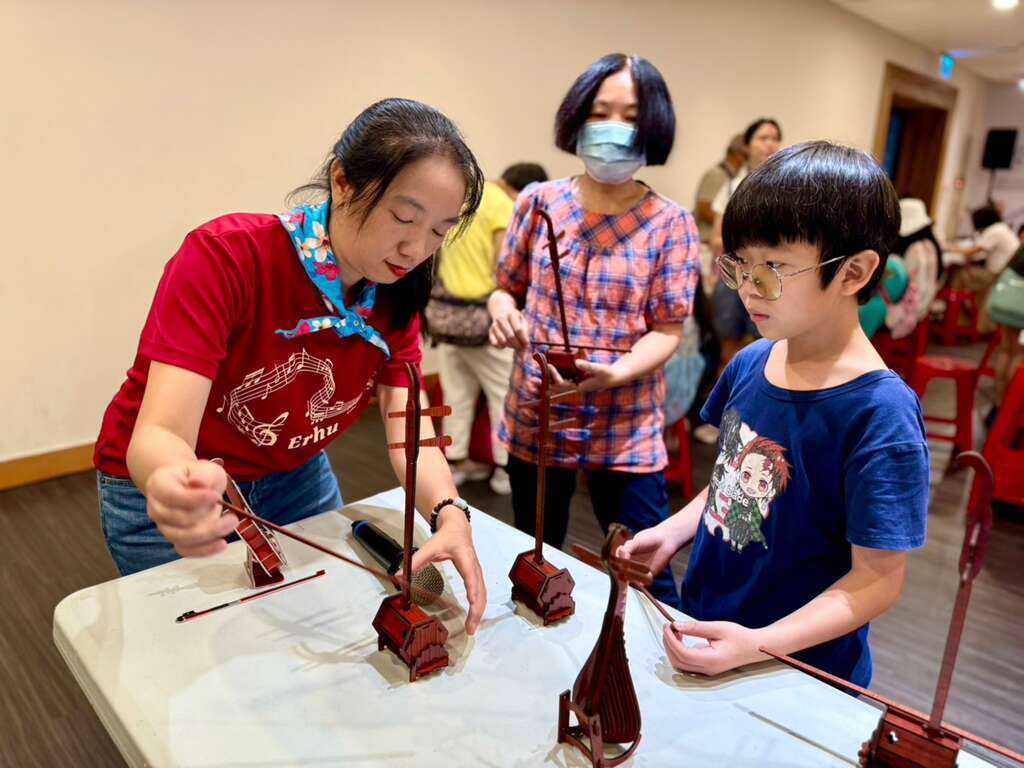 客家周末沙龙手作3D乐器(图片来源：台北市政府客家事务委员会)