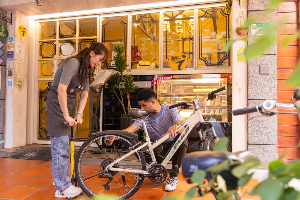 部分借问站提供自行车简易维修工具，旅游更便利(图片来源：台北市政府观光传播局)