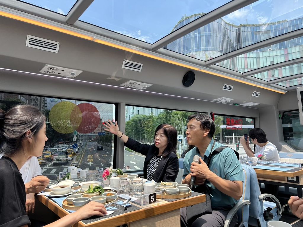 北市观传局与韩国旅行业者交流双层餐车经验(图片来源：台北市政府观光传播局)