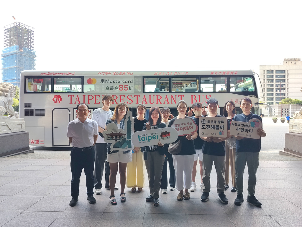 韩国旅行业者体验台北双层餐车後纷纷表示有吸引力(图片来源：台北市政府观光传播局)