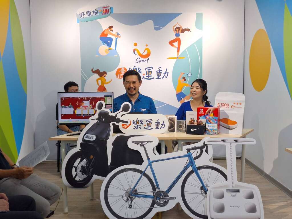 台北市政府体育局推出「U-Sport台北乐运动」，8月28日由台北市政府体育局王泓翔局长抽出第一波「好康抽」的幸运儿。(图片来源：台北市政府体育局)