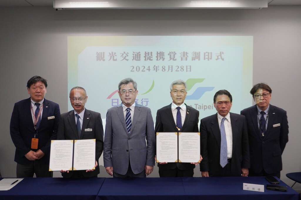 台北捷运公司副总经理詹文滔及日本旅行株式会社社长小谷野悦光，於日本旅行株式会社（Nippon Travel Agency, NTA）总部，正式签订合作备忘录(图片来源：台北大众捷运股份有限公司)
