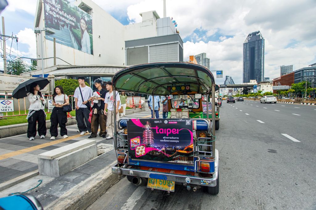 曼谷市区嘟嘟车换上台北城市新衣。(图片来源：台北市政府观光传播局)
