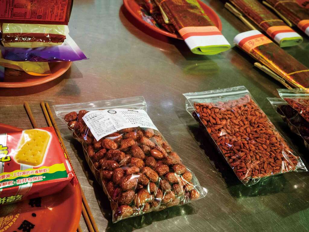 K2-9 霞海城隍庙－供品红枣，枸杞.jpg