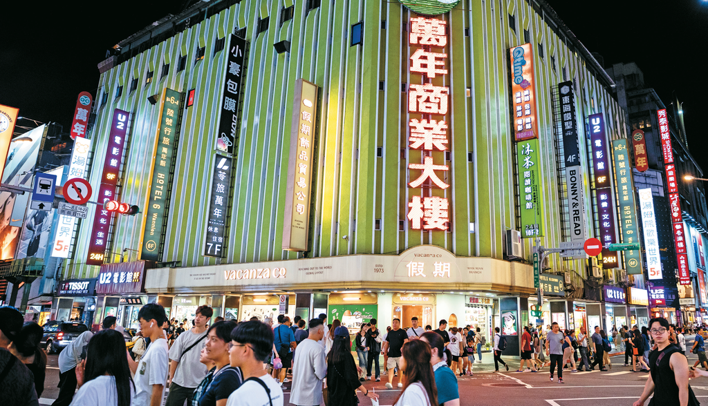 西门町入夜後格外热闹，直到深夜仍人潮不休。