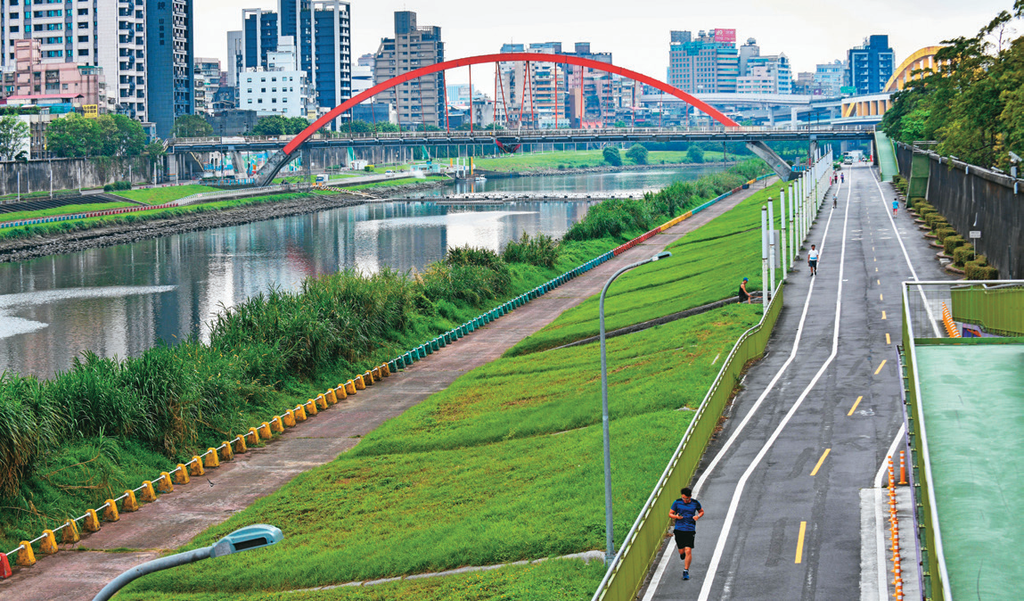 台北市有适合跑步的河滨自行车道。（摄影／李智为）
