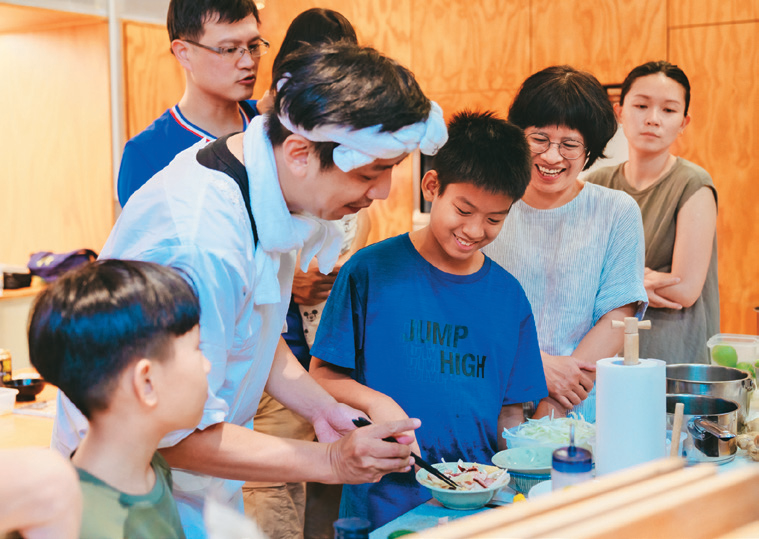 新富町文化市场举办亲子共学的「餐桌学堂」，推动市场饮食文化。（图／忠泰建筑文化艺术基金会）