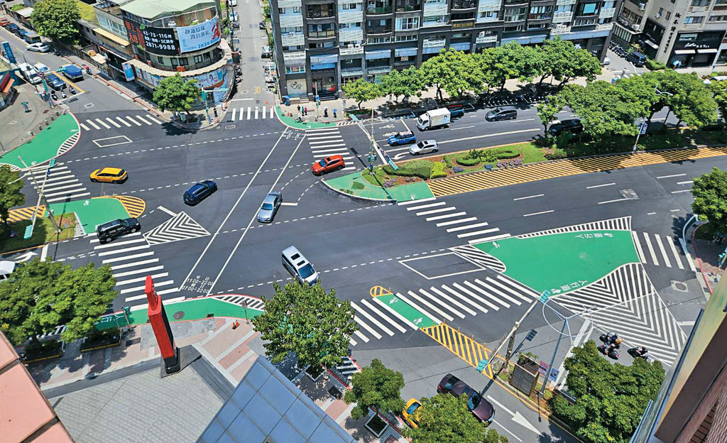 台北市政府針對天母棒球場前的路口進行道路標線改造。（圖／台北市交通管制工程處）