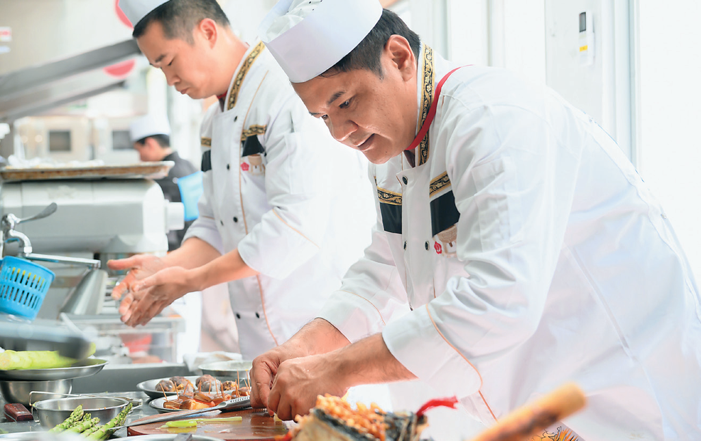 參賽廚師在比賽過程皆卯足全力創作料理。
