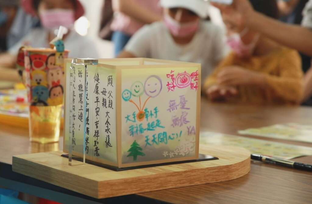 民众书写水灯诚心祈愿(图片来源：中山区公所)