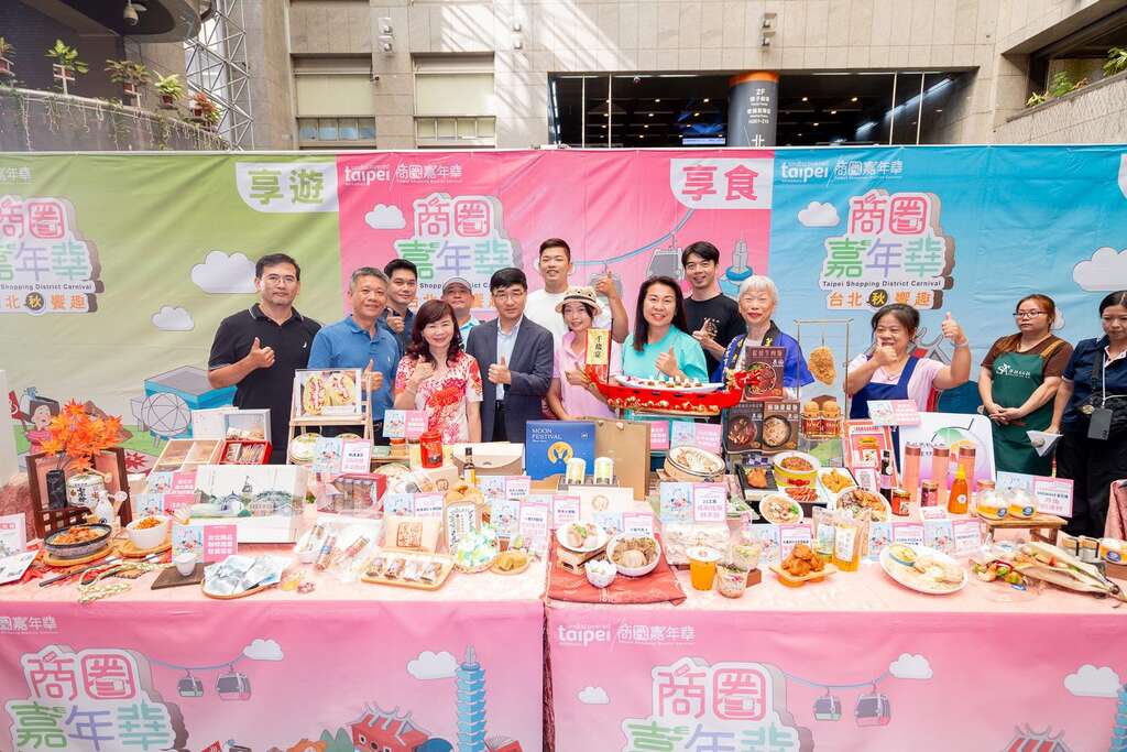 高振源處長及本市各商圈產業代表於商圈「享食」特色新品前合影留念(圖片來源：臺北市商業處)