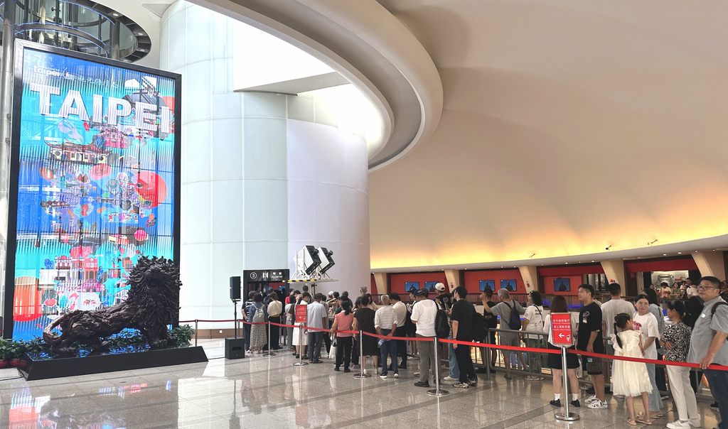 上海東方明珠電視塔環廊展示臺北宣傳影片，介紹北市觀光亮點(圖片來源：臺北市政府觀光傳播局)