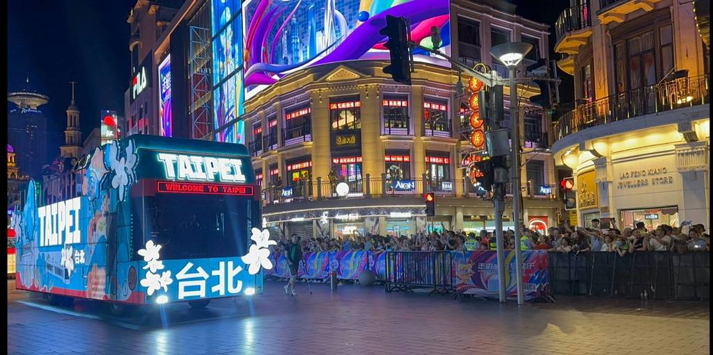 臺北花車巡遊上海市區，民眾夾道欣賞(圖片來源：臺北市政府觀光傳播局)