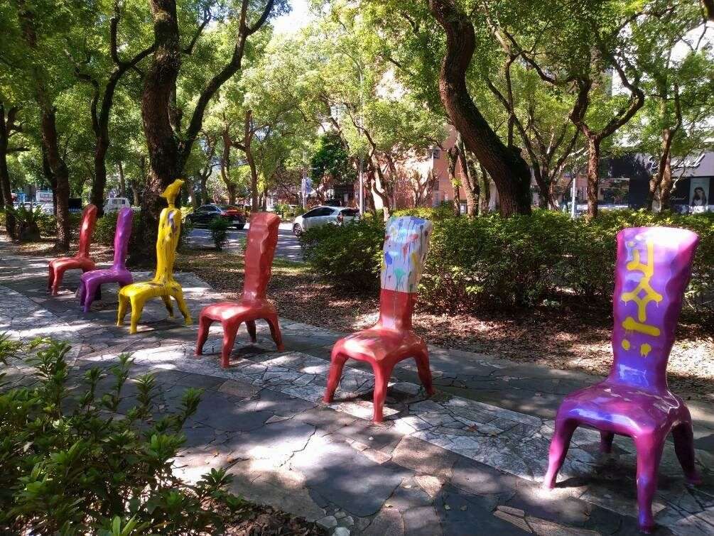 「鳥籠外的花園」是徐秀美作品，並被多本雜誌評論譽為「不可能空間的再造」，風潮引領敦化南路上的東區商圈(圖片來源：臺北市政府工務局公園路燈工程管理處)