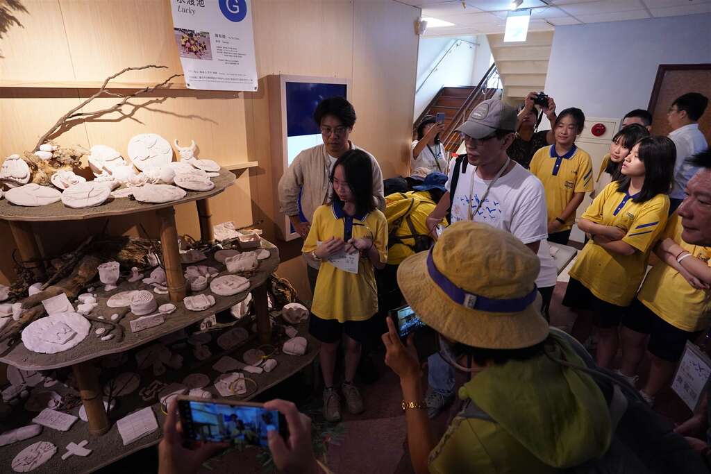 策展人为贵宾介绍展览作品(图片来源：台北市动物保护处)