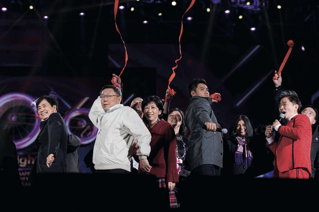 陈伟殷（右）与台北市市长柯文哲夫妇在去年跨年晚会上同台，一起倒数迎新年。（潘俊霖摄）