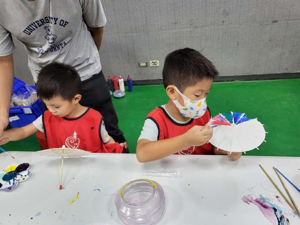 客家油纸伞彩绘体验(图片来源：台北市政府客家事务委员会)