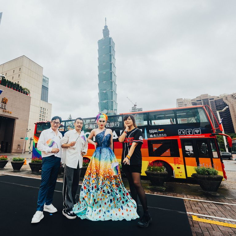 彩虹觀光巴士導覽名人四分衛主唱阿山（左２）、P!SCO吉他手Rachel（右１）、金鐘獎主持人徐哲緯（左１）及人氣變裝皇后女王（右２）一同出席記者會，揭開10月繽紛臺北的序幕(圖片來源：臺北市政府觀光傳播局)
