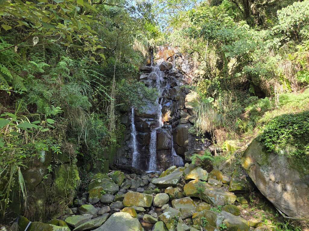 情人瀑布水流如银丝般飞泻而下(图片来源：台北市政府工务局大地工程处)