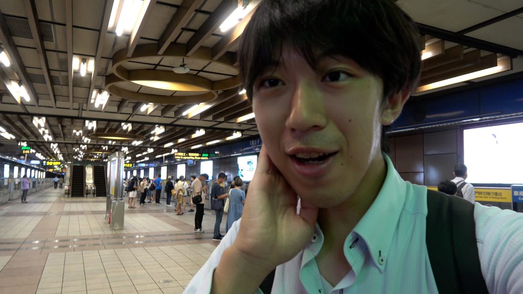 「交通系」YouTuber西裝男子透過捷運及公車等不同交通方式深度走訪臺北。(圖片來源：臺北市政府觀光傳播局)