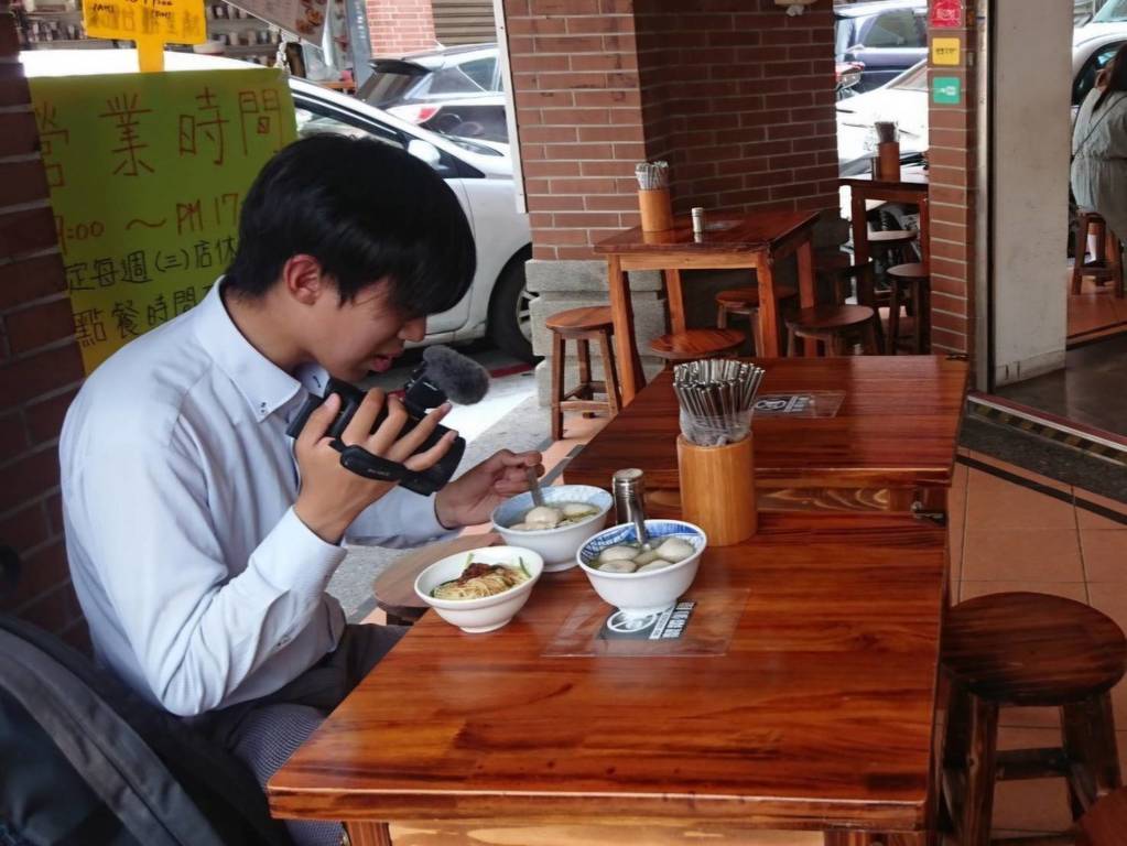 透過西裝男子的鏡頭與講解，臺北市的美食顯得更加立體與美味。(圖片來源：臺北市政府觀光傳播局)