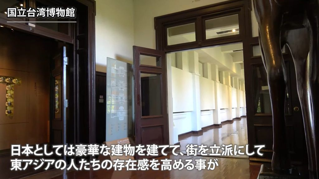西裝男子娓娓道來豐富精彩的歷史人文故事，激發觀眾對臺北的無窮想像。(圖片來源：臺北市政府觀光傳播局)