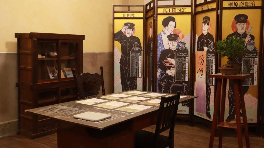 透过沉浸式策展，结合古蹟建筑的历史，展现署长、执勤员警与北警署所在地大稻埕的种种故事(图片来源：台北市政府文化局)