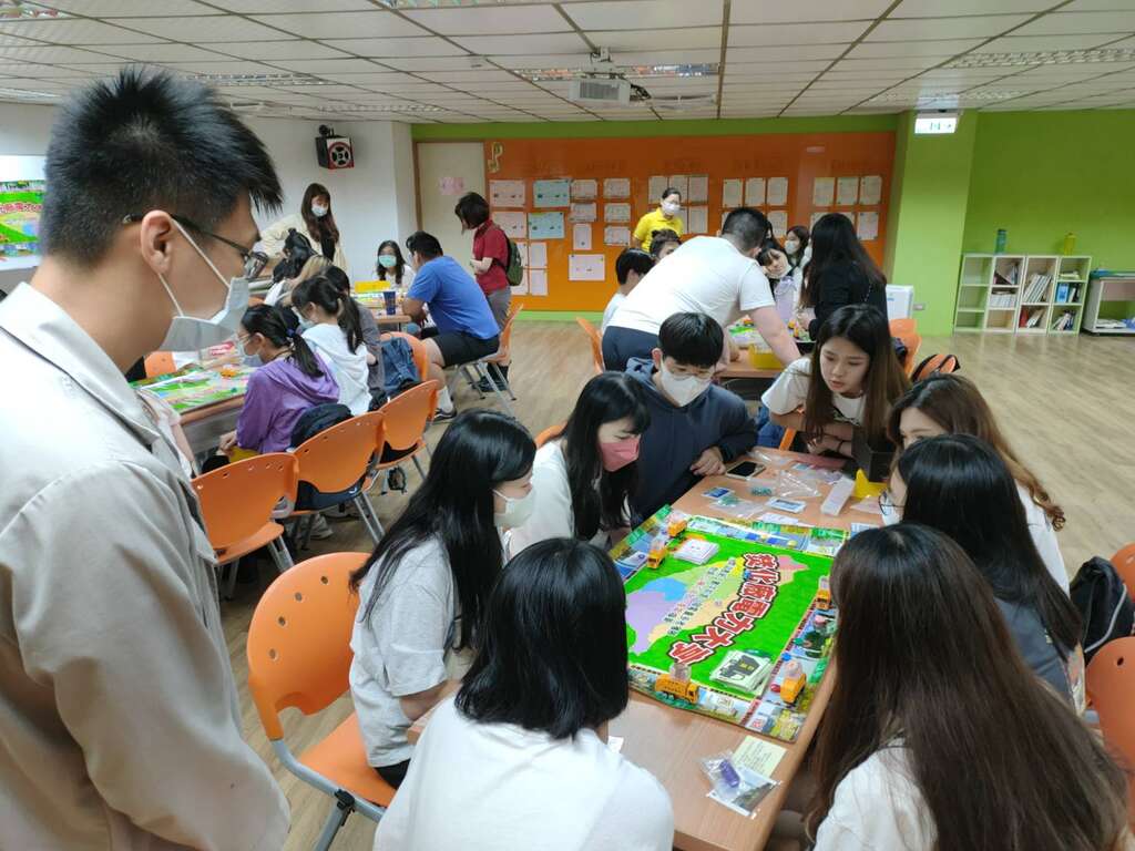 「焚化廠電力大亨」桌遊是木柵廠內的熱門環境教育教材之一(圖片來源：臺北市政府環境保護局)
