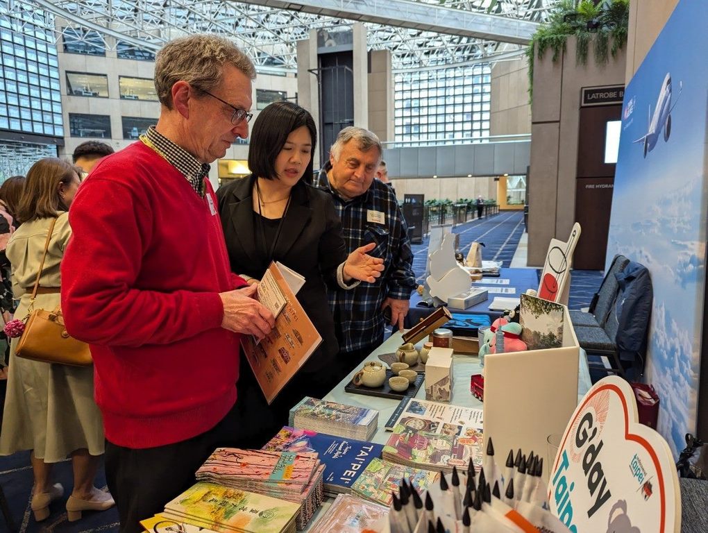 推廣會展桌陳列多元臺北觀光特色，吸引紐澳旅遊業者深入了解本市觀光資源。(圖片來源：臺北市政府觀光傳播局)