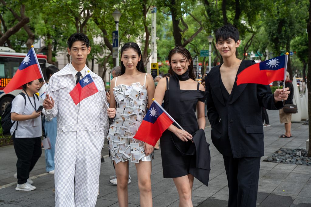 伊林名模著臺灣設計師服裝快閃臺北市地標打卡(圖片來源：臺北市政府觀光傳播局)