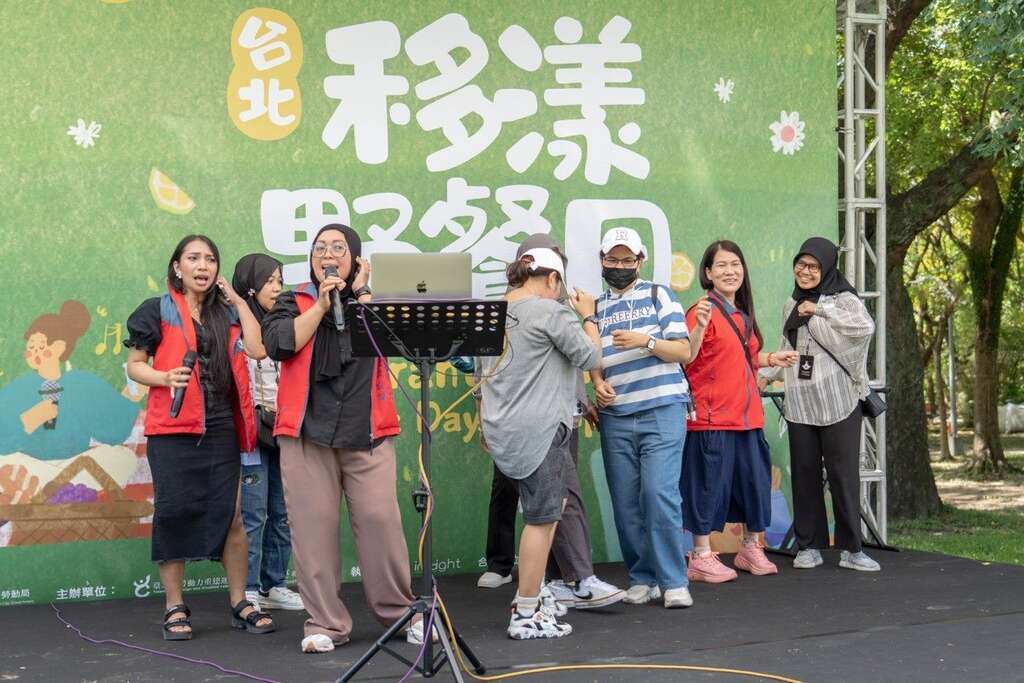 移工舞台欢唱照(图片来源：台北市政府劳动局)