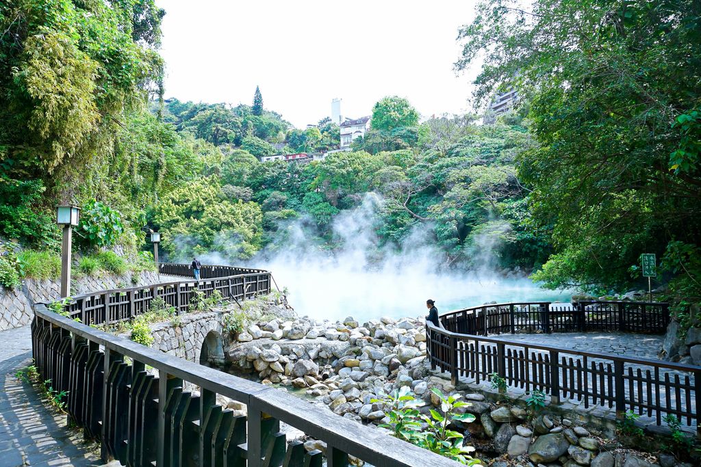 地熱谷終年瀰漫著硫磺煙霧，是遊客到北投公園站必去景點之一(圖片來源：臺北市政府觀光傳播局)