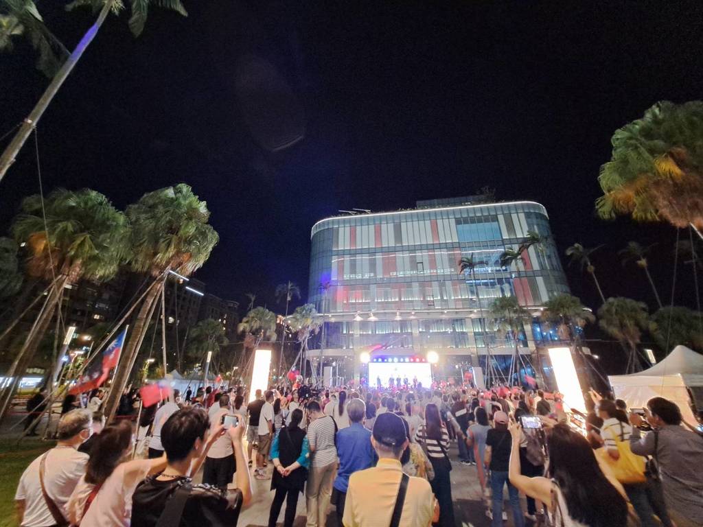 「113年国庆晚会」首场於台北大巨蛋举办的非体育赛事大型活动，带动周边满满人潮(图片来源：台北市政府观光传播局)