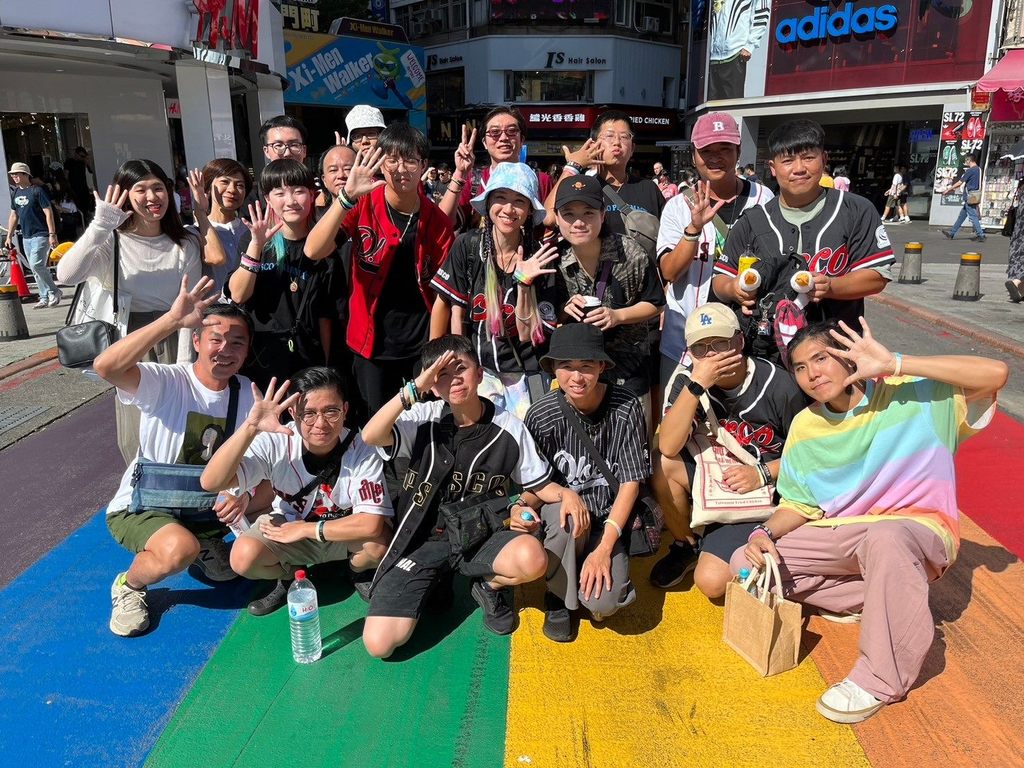 P!SCO主唱小论用应援手势与粉丝缔造2024 Color Taipei精采回忆！(图片来源：台北市政府观光传播局)
