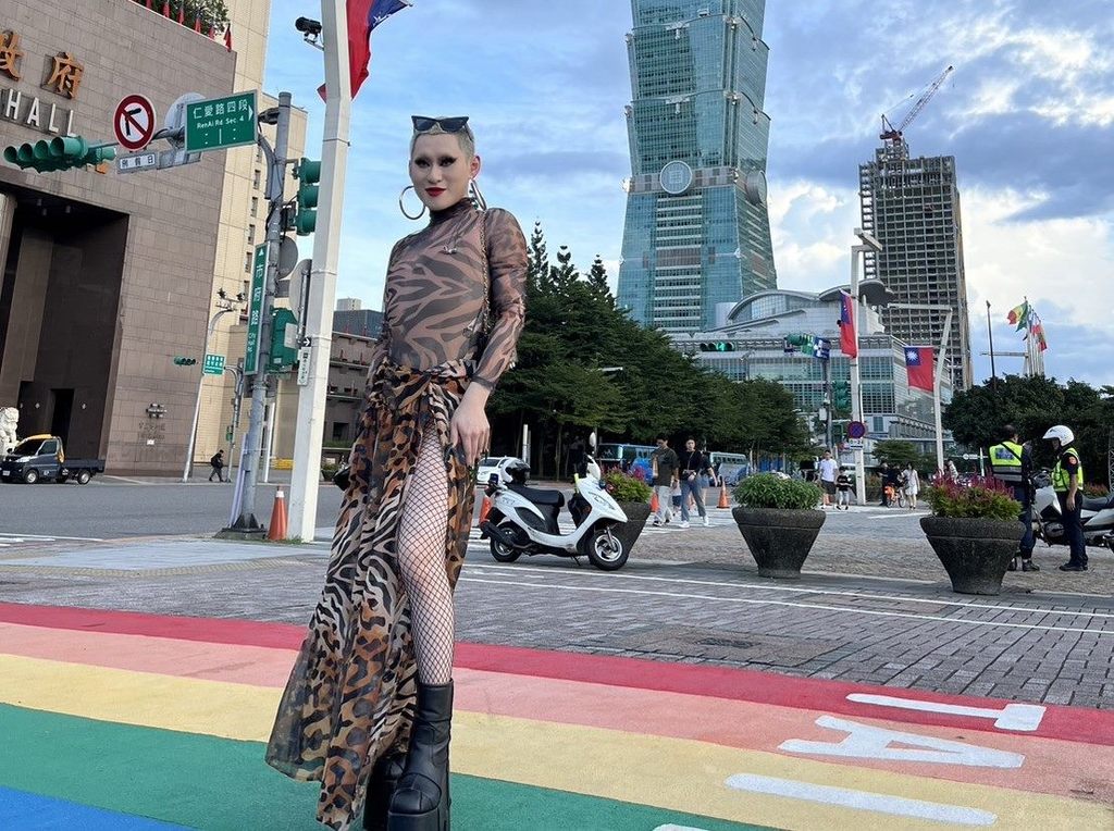 变装皇后女王也精采现身彩虹观巴担任导览员，与民众HIGH翻台北城(图片来源：台北市政府观光传播局)