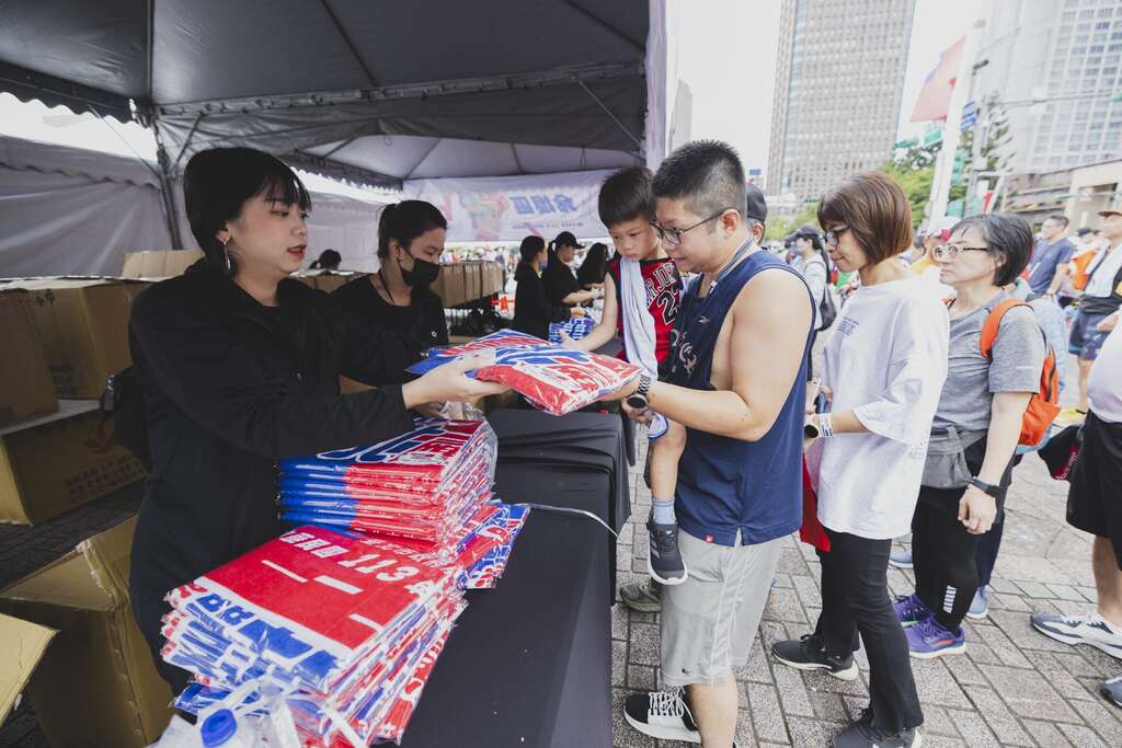 113年北市国庆升旗慢跑活动-民众领取慢跑好礼(图片来源：台北市政府民政局)