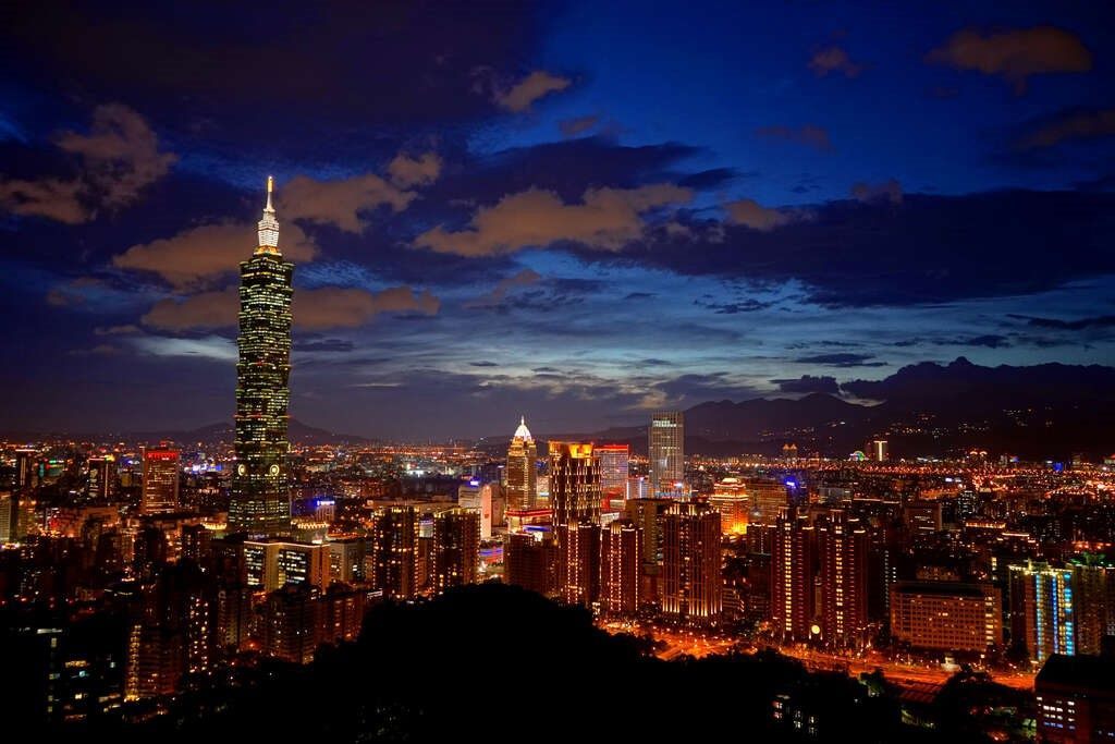 台北101为全球旅客来台必逛景点之一，89楼观景台一览大台北盆地白天及黑夜不同面貌(图片来源：台北市政府观光传播局)