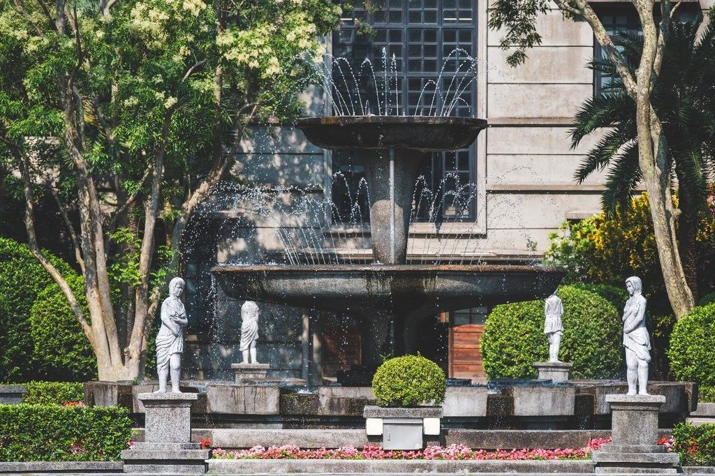 松山文创园区融合历史建筑与现代风格，绿树和自然景观成为台北市的後花园(图片来源：台北市政府观光传播局)