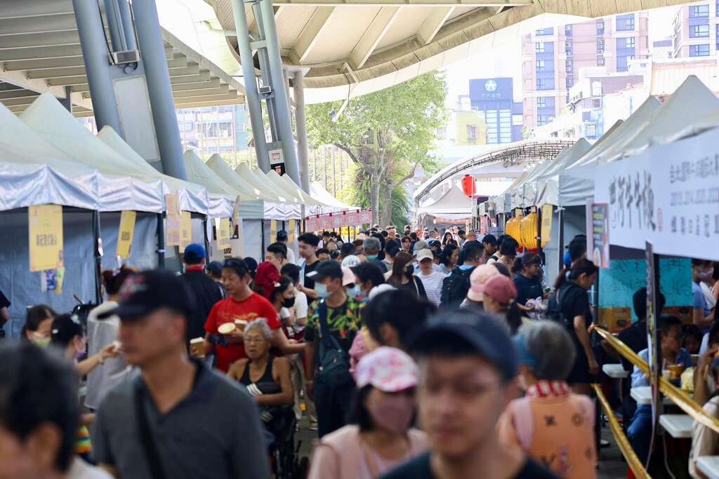 民众游逛市集人潮照(一)(图片来源：台北市商业处)
