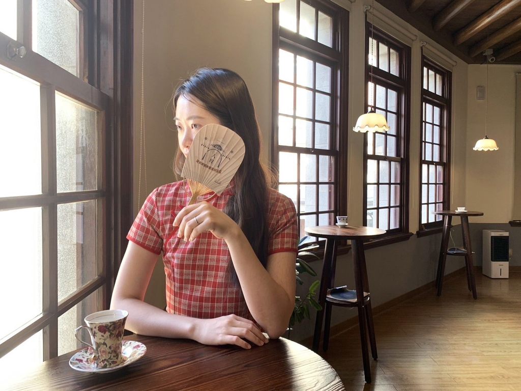 即日起體驗復古服飾換裝並填寫問卷就有機會獲得復古手搖竹扇(圖片來源：臺北市政府觀光傳播局)