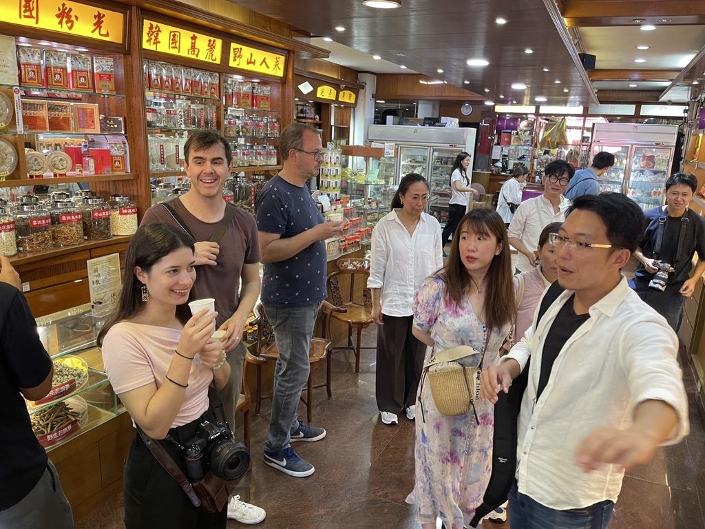 歐洲踩線團參觀迪化街蔘藥行(圖片來源：臺北市政府觀光傳播局)
