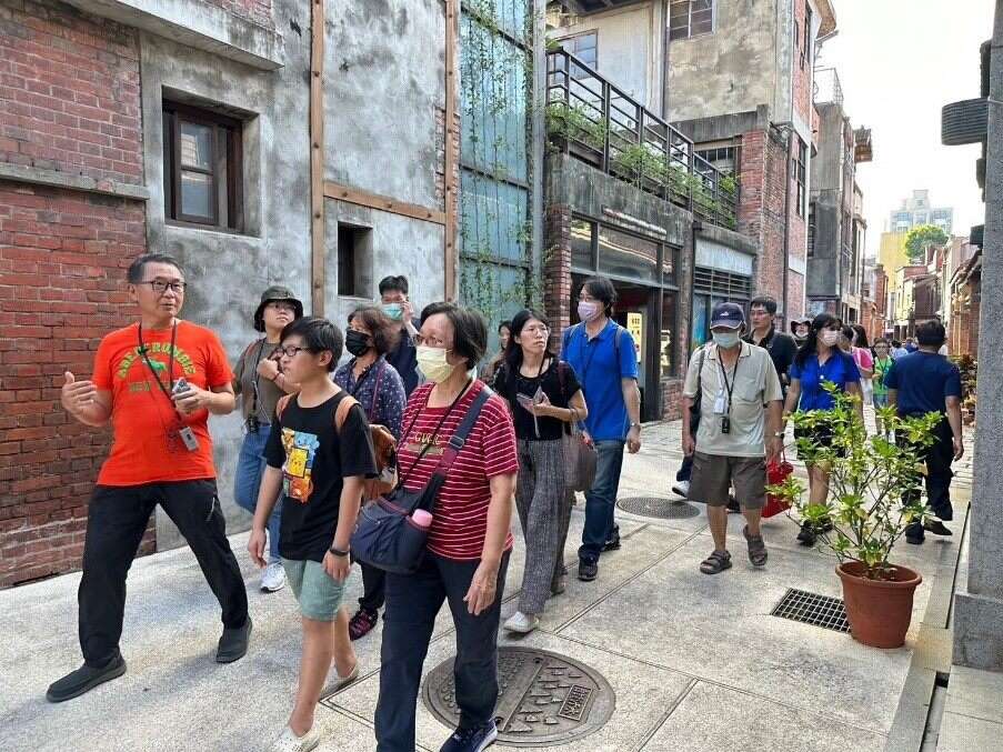 导览员带领民众走访具有独特历史故事的剥皮寮历史街区(图片来源：台北市商业处)