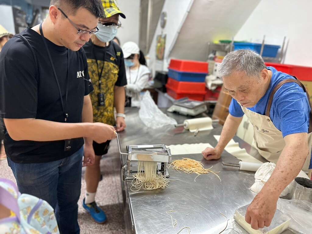 民众於店家「菜漆面匠」(永恒制面店)体验制面机(图片来源：台北市商业处)