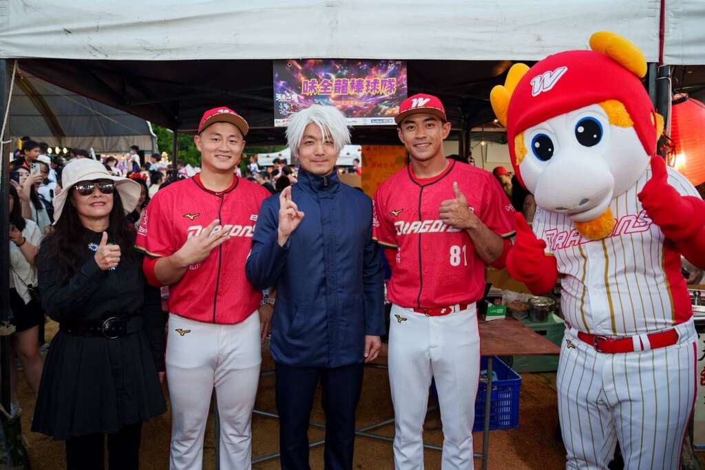 蔣萬安市長與味全龍棒球隊球星蔣少宏及張祐嘉合影留念(圖片來源：臺北市商業處)