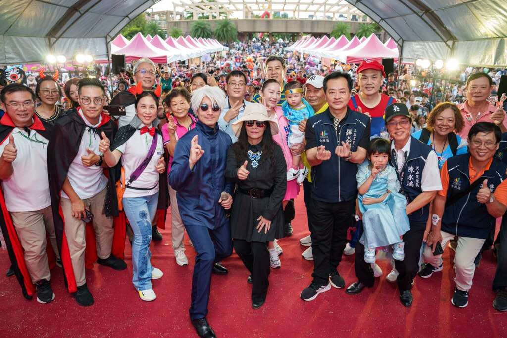 長官貴賓與參與民眾合影留念(圖片來源：臺北市商業處)
