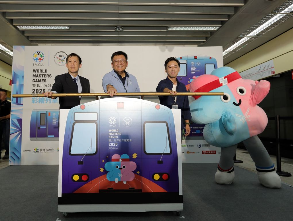 世壯運執行長林哲宏(中)、臺北捷運公司經營企劃處長胡正倫(左)及彩繪列車設計師洪資皓(右)一同啟動世壯運彩繪列車(圖片來源：臺北市政府觀光傳播局)