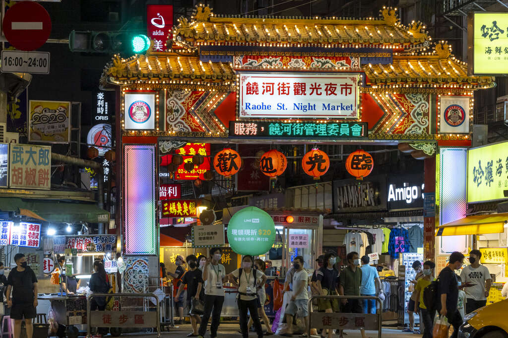 從遠方就能看到閃耀的饒河街夜市牌坊(圖片來源：臺北市政府觀光傳播局)1#001