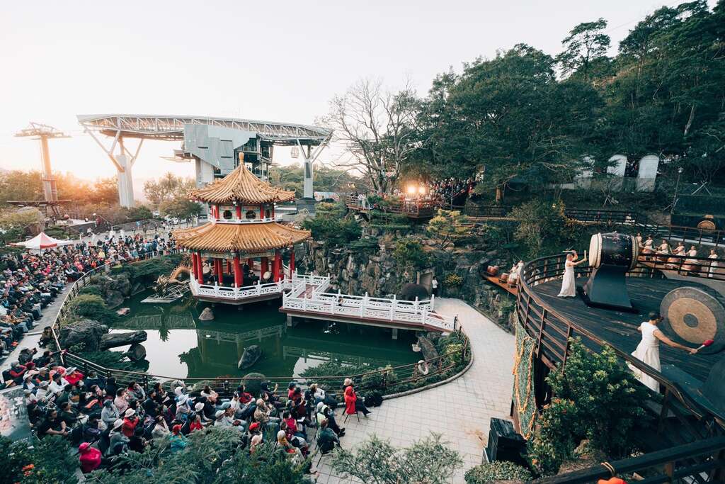 照片为2023年优人神鼓於圆满森境演出环境剧场《听山之音》(图片来源：台北指南宫)