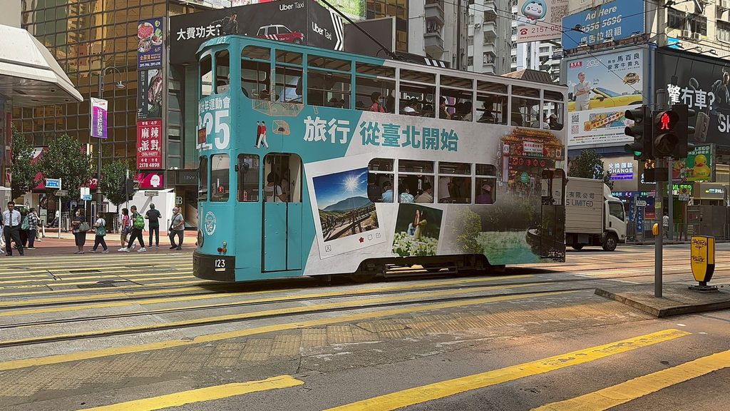台北市叮叮车广告穿梭在香港市区(图片来源：台北市政府观光传播局)