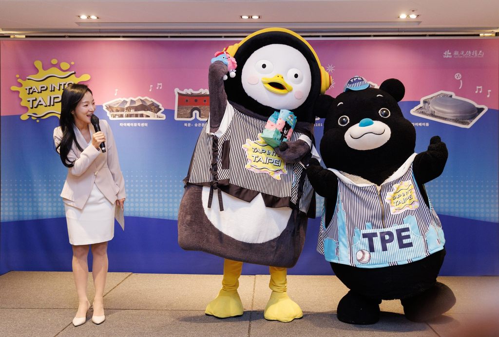 熊赞赠送2025双北世界壮年运动会吉祥物「壮宝」玩偶给活动大使Pengsoo(图片来源：台北市政府观光传播局)